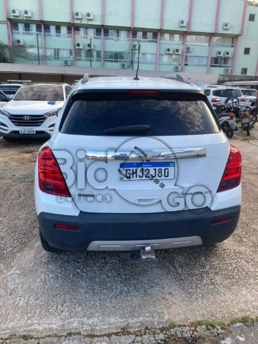 LOTE 054 - Espécie: MISTO / Marca: CHEVROLET / Modelo: TRACKER LTZ AT / Placa: GHJ2J80 / UF: SC / Município: Camboriú / Ano fabricação: 2016 / Ano modelo: 2016 / Cor: BRANCA / Chassi: 3GNCJ8EWXGL271030 / Motor: CGL271030 / RENAVAM: 01107458207