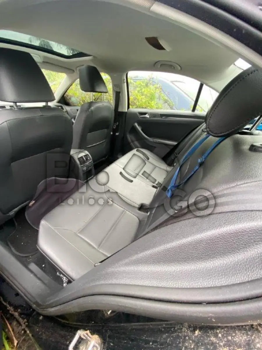 LOTE 005 - Espécie: PASSAGEIRO / Marca: I / Modelo: VW JETTA 2.0 / Placa: MLE4D31 / UF: SC / Município: Joinville / Ano fabricação: 2012 / Ano modelo: 2012 / Cor: PRETA / Chassi: 3VWDJ2168DM034796 / Motor: CKJ024880 / RENAVAM: 00508912970