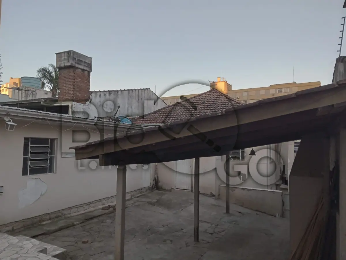 LOTE 001 - SOBRADO DE ALVENARIA