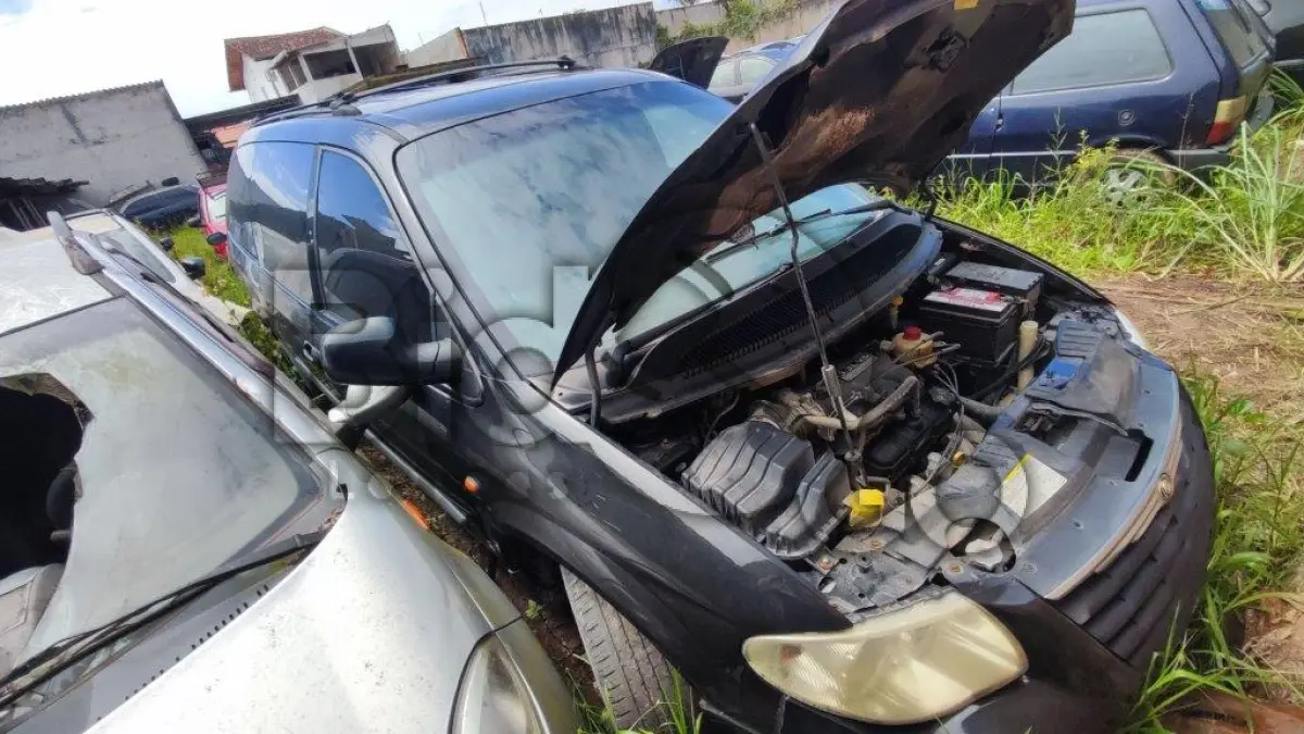 LOTE 045 - Espécie: MISTO / Marca: CHRYSLER / Modelo: GCARAVAN SE / Placa: DLG3738 / UF: RJ / Município: Três Rios / Ano fabricação: 2005 / Ano modelo: 2005 / Cor: PRETA / Chassi: 1C8GYB5R25Y570258 / Motor: 5Y570258 / RENAVAM: 00868517330