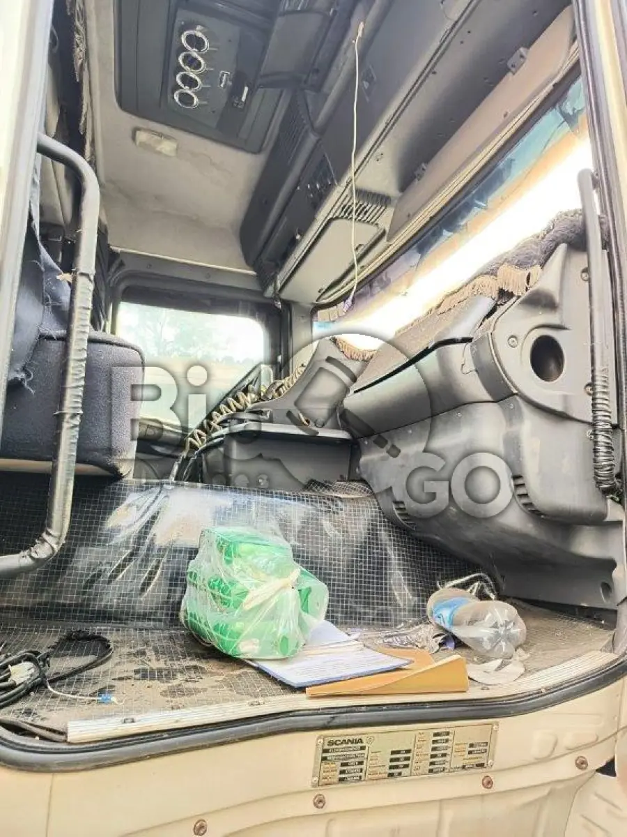 LOTE 006 - Espécie: CAMINHAO TRATOR / Marca: SCANIA / Modelo: R124 GA4X2NZ 420 / Placa: ATP2133 / UF: MS / Município: Dourados / Ano fabricação: 2005 / Ano modelo: 2005 / Cor: BRANCA / Chassi: 9BSR4X2A053567866 / Motor: 8048391 / RENAVAM: 853952515