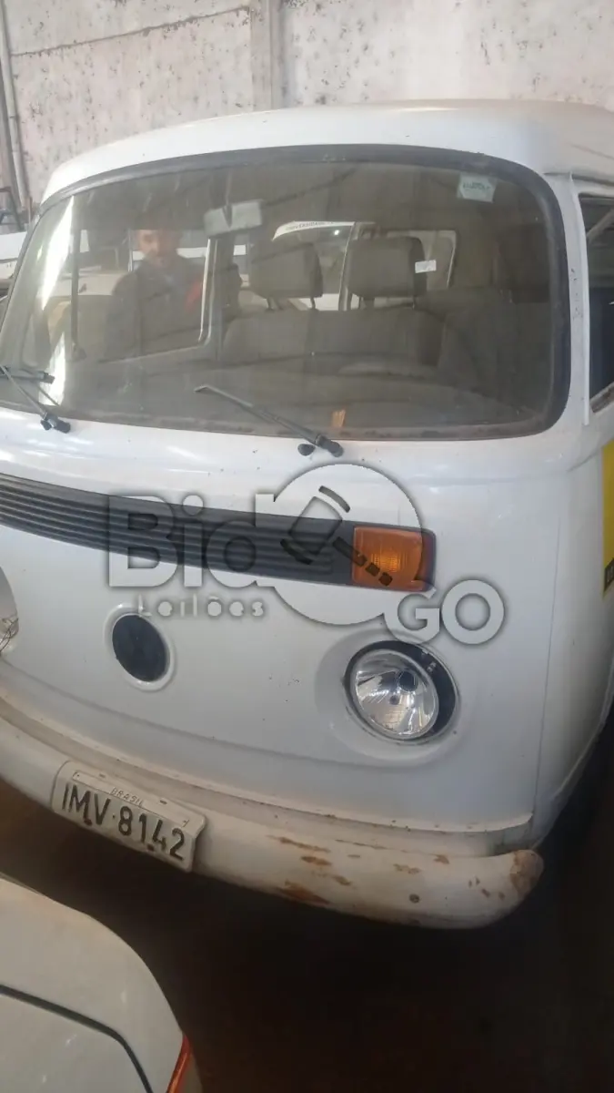 LOTE 010 - VW/KOMBI, Ano/modelo: 2005/2006, Placa: IMV8142, Chassi: 9BWGB07X56P003428, RENAVAM: 872142930, Tipo: Camioneta, Cor: Branca, Espécie: Misto, Motor: UGA126133