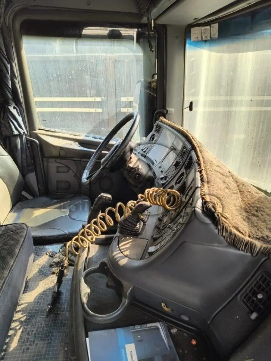 LOTE 006 - Espécie: CAMINHAO TRATOR / Marca: SCANIA / Modelo: R124 GA4X2NZ 420 / Placa: ATP2133 / UF: MS / Município: Dourados / Ano fabricação: 2005 / Ano modelo: 2005 / Cor: BRANCA / Chassi: 9BSR4X2A053567866 / Motor: 8048391 / RENAVAM: 853952515