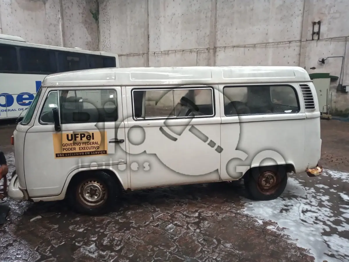 LOTE 009 - VW/KOMBI, Ano/modelo: 1998/1999, Placa: IID7257, Chassi: 9BWZZZ237WP016902, RENAVAM: 704547023, Tipo: Camioneta, Cor: Branca, Espécie: Misto, Motor: UGA016424