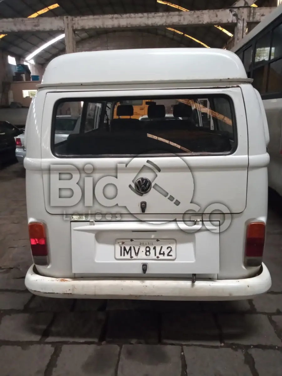 LOTE 010 - VW/KOMBI, Ano/modelo: 2005/2006, Placa: IMV8142, Chassi: 9BWGB07X56P003428, RENAVAM: 872142930, Tipo: Camioneta, Cor: Branca, Espécie: Misto, Motor: UGA126133