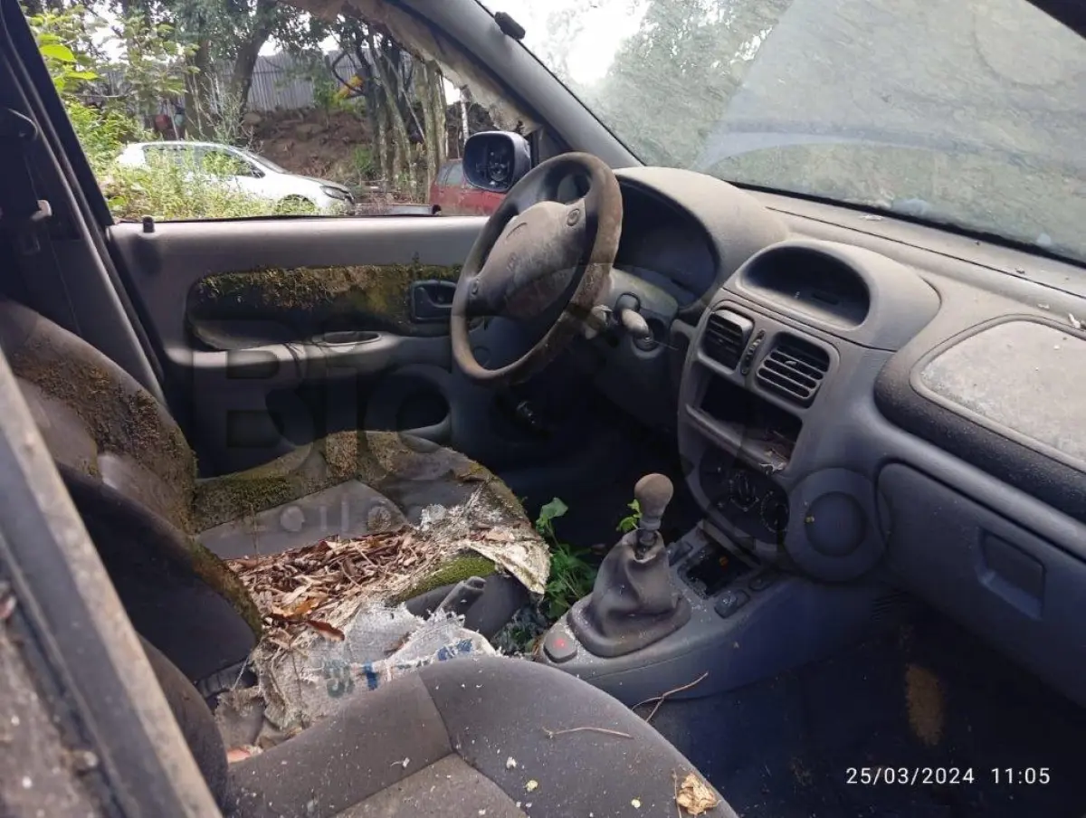 LOTE 014 - Espécie: PASSAGEIRO / Marca: RENAULT / Modelo: CLIO RT 1.0 16V / Placa: ILA7252 / UF: RS / Município: São Marcos / Ano fabricação: 2002 / Ano modelo: 2003 / Cor: PRETA / Chassi: 93YLB06253J393425 / Motor: D4DA700Q050045 / RENAVAM: 00797971505
