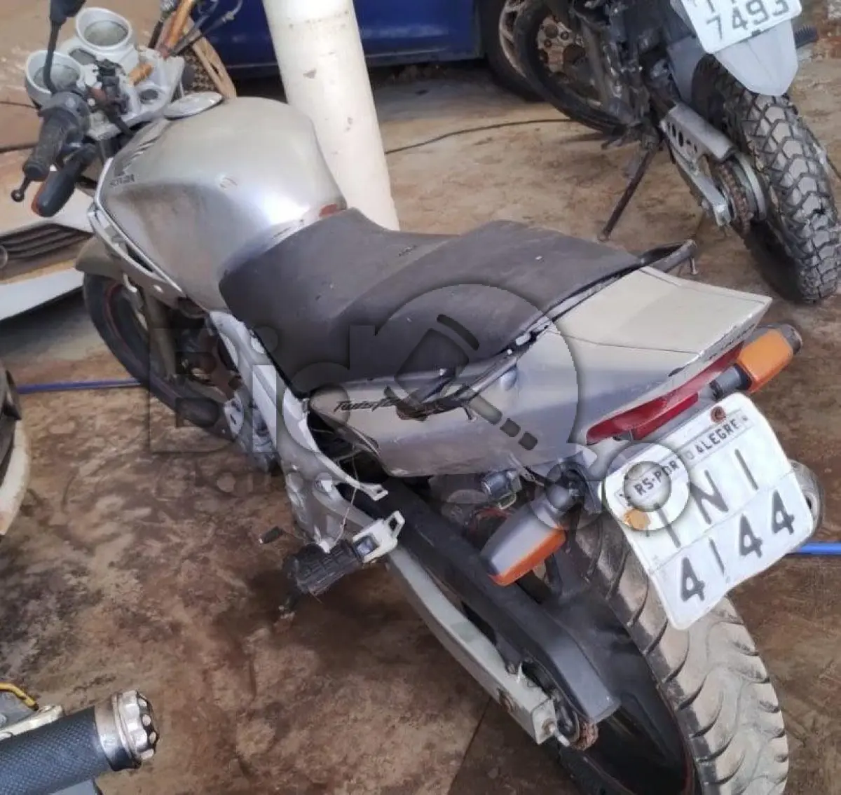 LOTE 007 - Espécie: PASSAGEIRO / Marca: HONDA / Modelo: CBX 250 TWISTER / Placa: INI4144 / UF: RS / Município: Porto Alegre / Ano fabricação: 2006 / Ano modelo: 2006 / Cor: PRATA / Chassi:9C2MC35006R042463 / Motor: MC35E-6042463 / RENAVAM: 00895948281