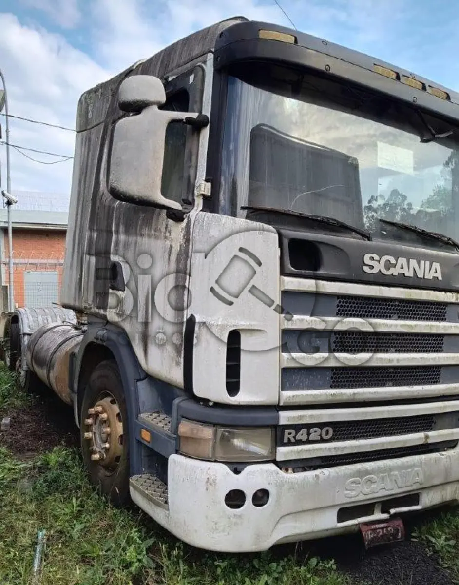 LOTE 006 - Espécie: CAMINHAO TRATOR / Marca: SCANIA / Modelo: R124 GA4X2NZ 420 / Placa: ATP2133 / UF: MS / Município: Dourados / Ano fabricação: 2005 / Ano modelo: 2005 / Cor: BRANCA / Chassi: 9BSR4X2A053567866 / Motor: 8048391 / RENAVAM: 853952515