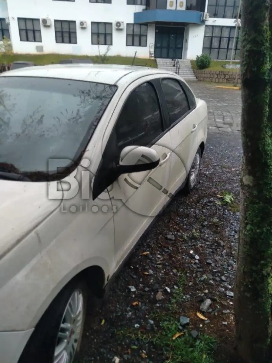 LOTE 055 - Espécie: PASSAGEIRO / Marca: FIAT / Modelo: SIENA ATTRACTIV 1.4 / Placa: MJS1B16 / UF: SC /Município: Palhoça / Ano fabricação: 2012 / Anomodelo: 2012 / Cor: BRANCA / Chassi: 9BD197132D3023305 / Motor: 327A0111049548 RENAVAM: 00483200620