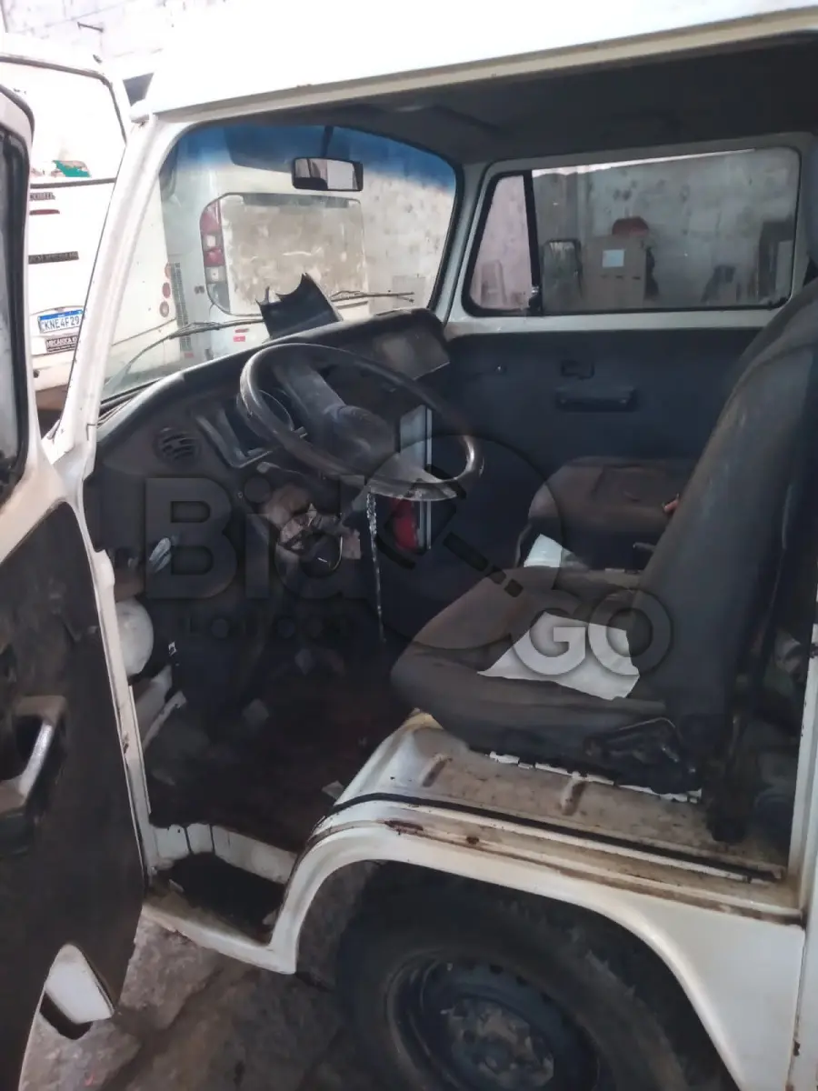 LOTE 014 - VW/KOMBI FURGAO, Ano/modelo: 2006/2007, Placa: INJ6829, Chassi: 9BWFF07X57P002877, RENAVAM: 898206600, Tipo: Caminhonete, Cor: Branca, Espécie: Carga, Motor: BTJ014848
