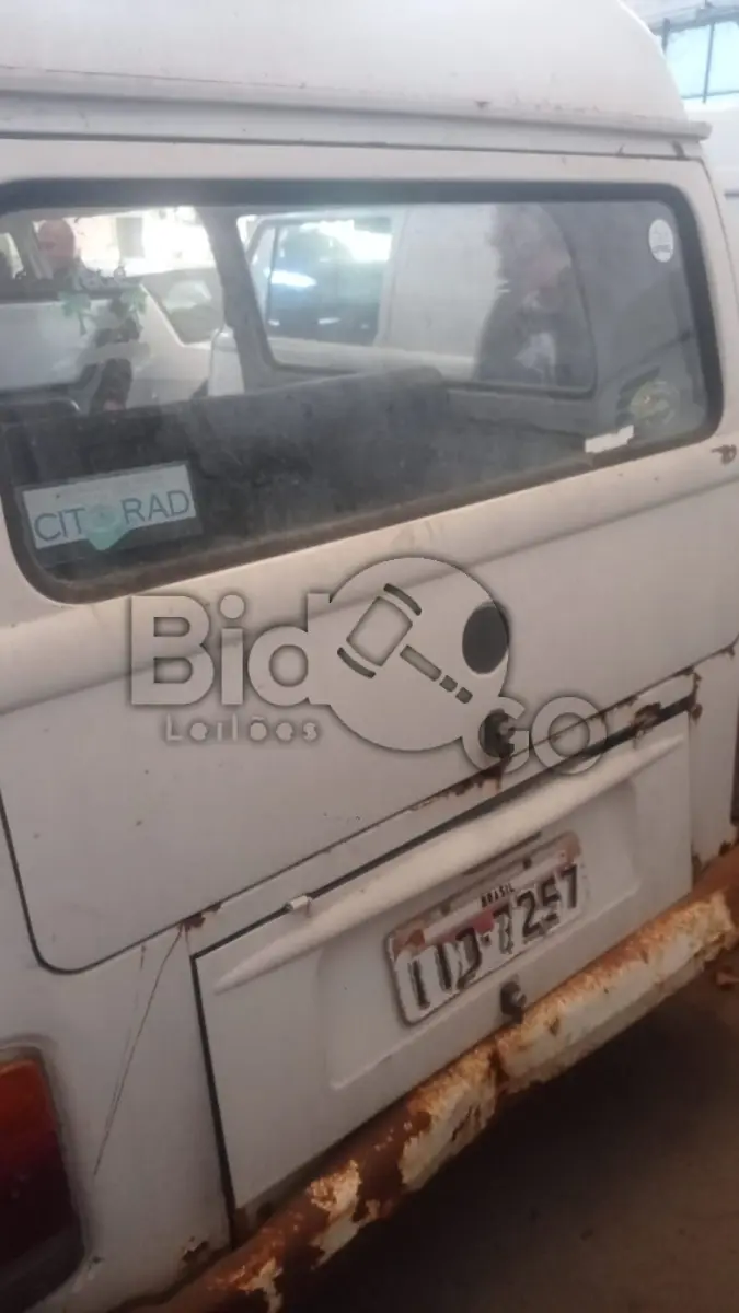 LOTE 009 - VW/KOMBI, Ano/modelo: 1998/1999, Placa: IID7257, Chassi: 9BWZZZ237WP016902, RENAVAM: 704547023, Tipo: Camioneta, Cor: Branca, Espécie: Misto, Motor: UGA016424