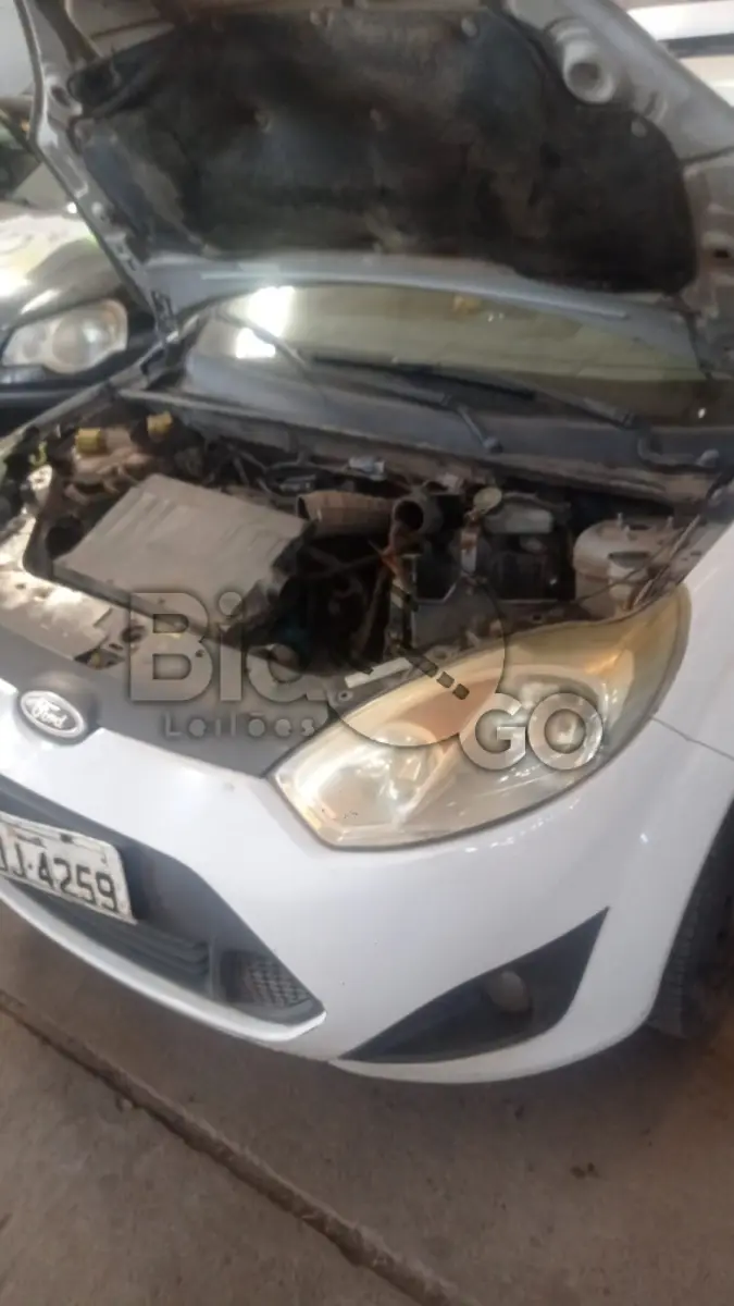 LOTE 016 - FORD/FIESTA SEDAN1.6FLEX, Ano/modelo: 2013/2013, Placa: IUJ4259, Chassi: 9BFZF54P1D8475311, RENAVAM: 538996994, Tipo: Automóvel, Cor: Branca, Espécie: Passageiro, Motor: QF9AD8575311