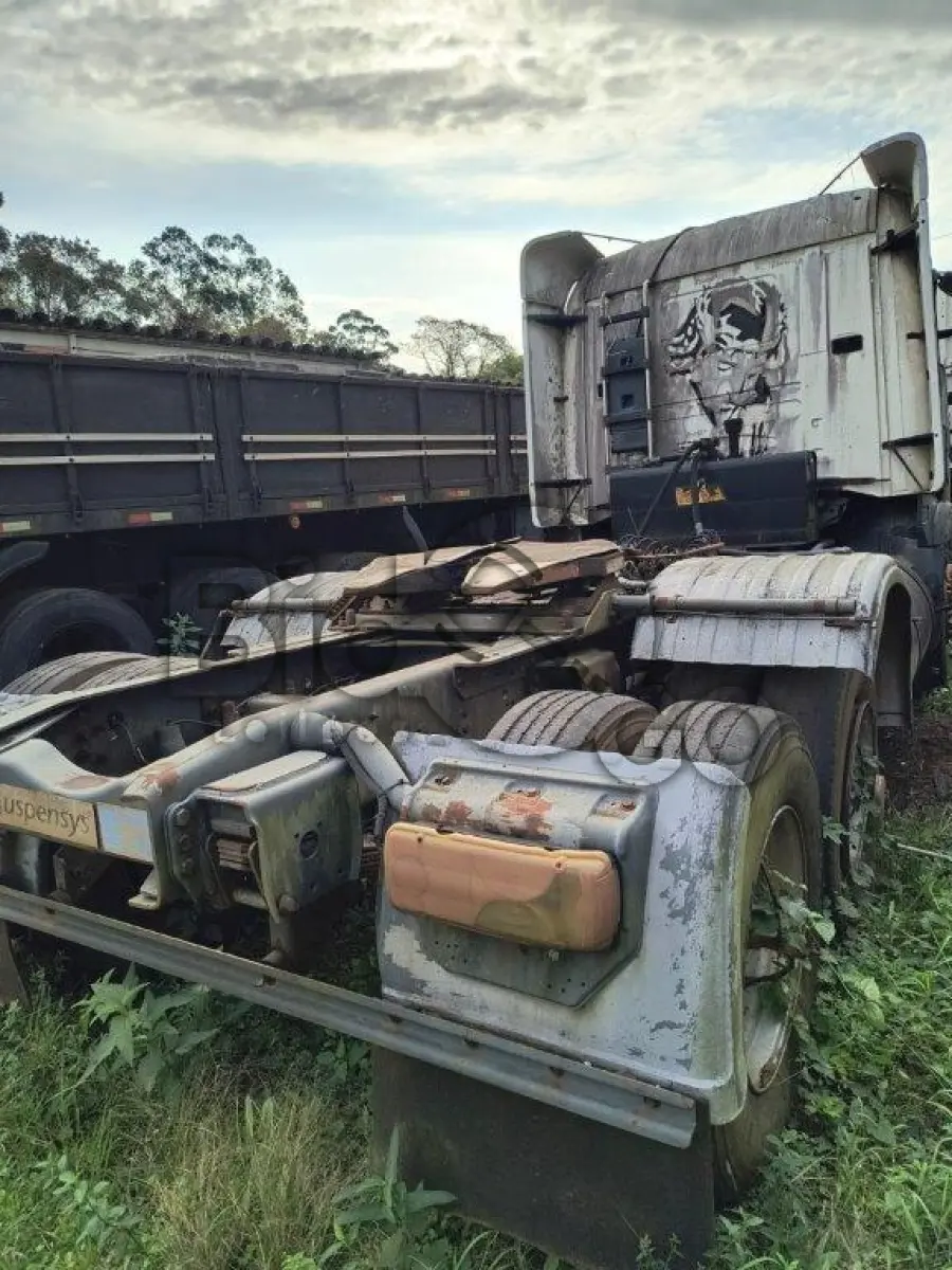 LOTE 006 - Espécie: CAMINHAO TRATOR / Marca: SCANIA / Modelo: R124 GA4X2NZ 420 / Placa: ATP2133 / UF: MS / Município: Dourados / Ano fabricação: 2005 / Ano modelo: 2005 / Cor: BRANCA / Chassi: 9BSR4X2A053567866 / Motor: 8048391 / RENAVAM: 853952515