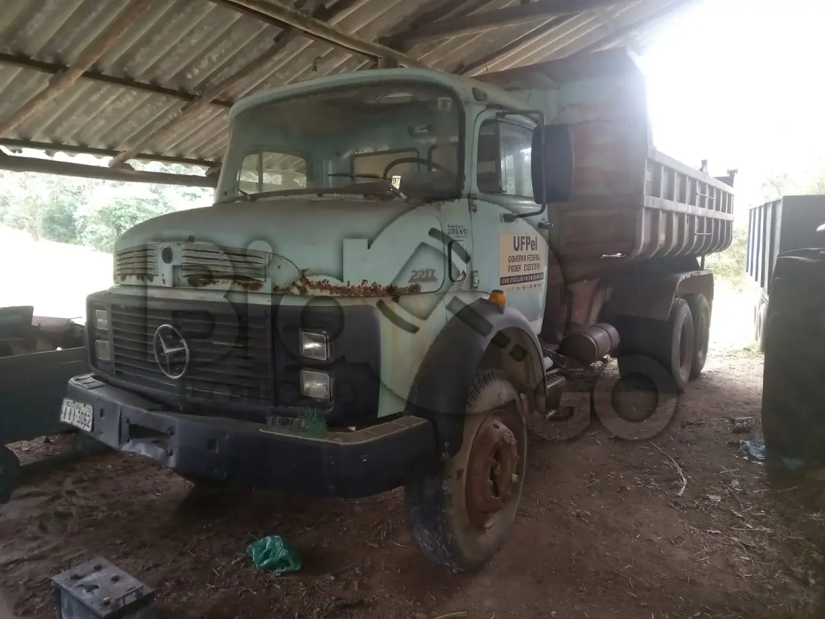 LOTE 019 - M.BENZ/L 2217, Ano/modelo: 1987/1987, Placa: III3062, Chassi: 9BM345432HB752512, RENAVAM: 562656847, Tipo: Caminhão, Cor: Azul, Espécie: Carga, Motor: 34493810