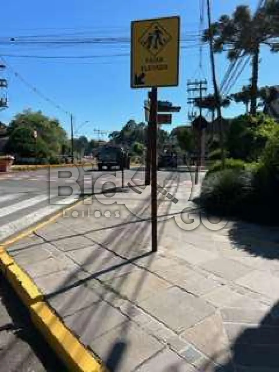 LOTE 001 - PARTE IDEAL (1.767,2510 m²) - "Um prédio residencial de alvenaria