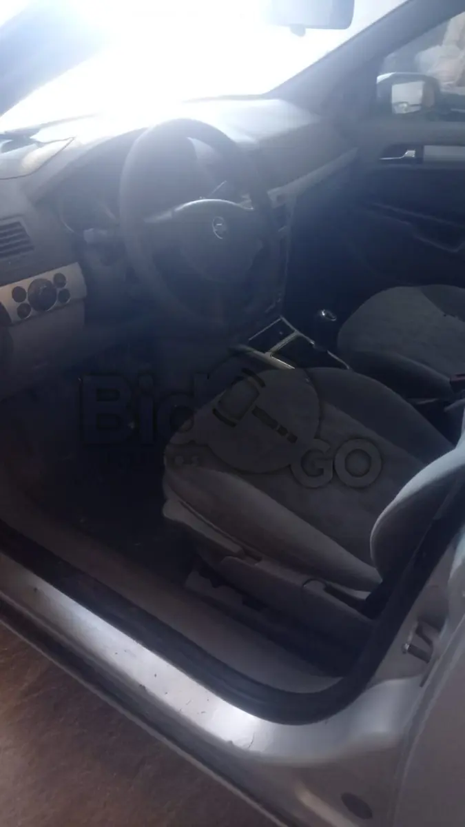 LOTE 007 - GM/VECTRA SEDAN ELEGANCE, Ano/modelo: 2006/2007, Placa: NHA1583, Chassi: 9BGAB69W07B141909, RENAVAM: 898110475, Tipo: Automóvel, Cor: Prata, Espécie: Passageiro, Motor: F60017398