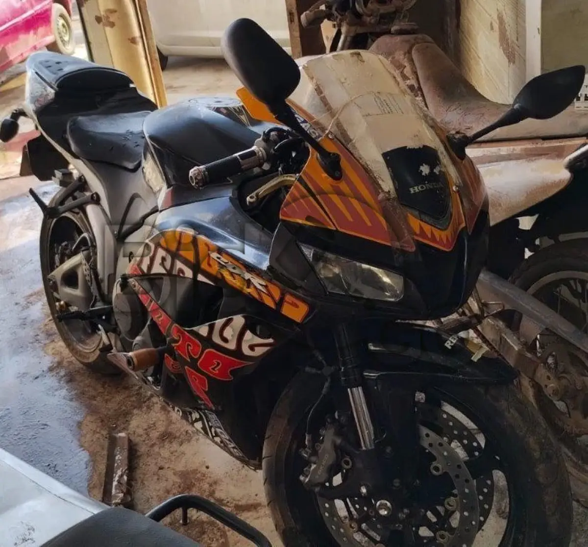 LOTE 005 - Espécie: PASSAGEIRO / Marca: I / Modelo: HONDA CBR 600RR / Placa: INY9846 / UF: RS / Município: Cachoeirinha / Ano fabricação: 2007 / Ano modelo: 2007 / Cor: PRETA / Chassi: JH2PC40947M000623 / Motor: PC40E-2033388 / RENAVAM: 927024179 *AFETADO POR ENCHENTE