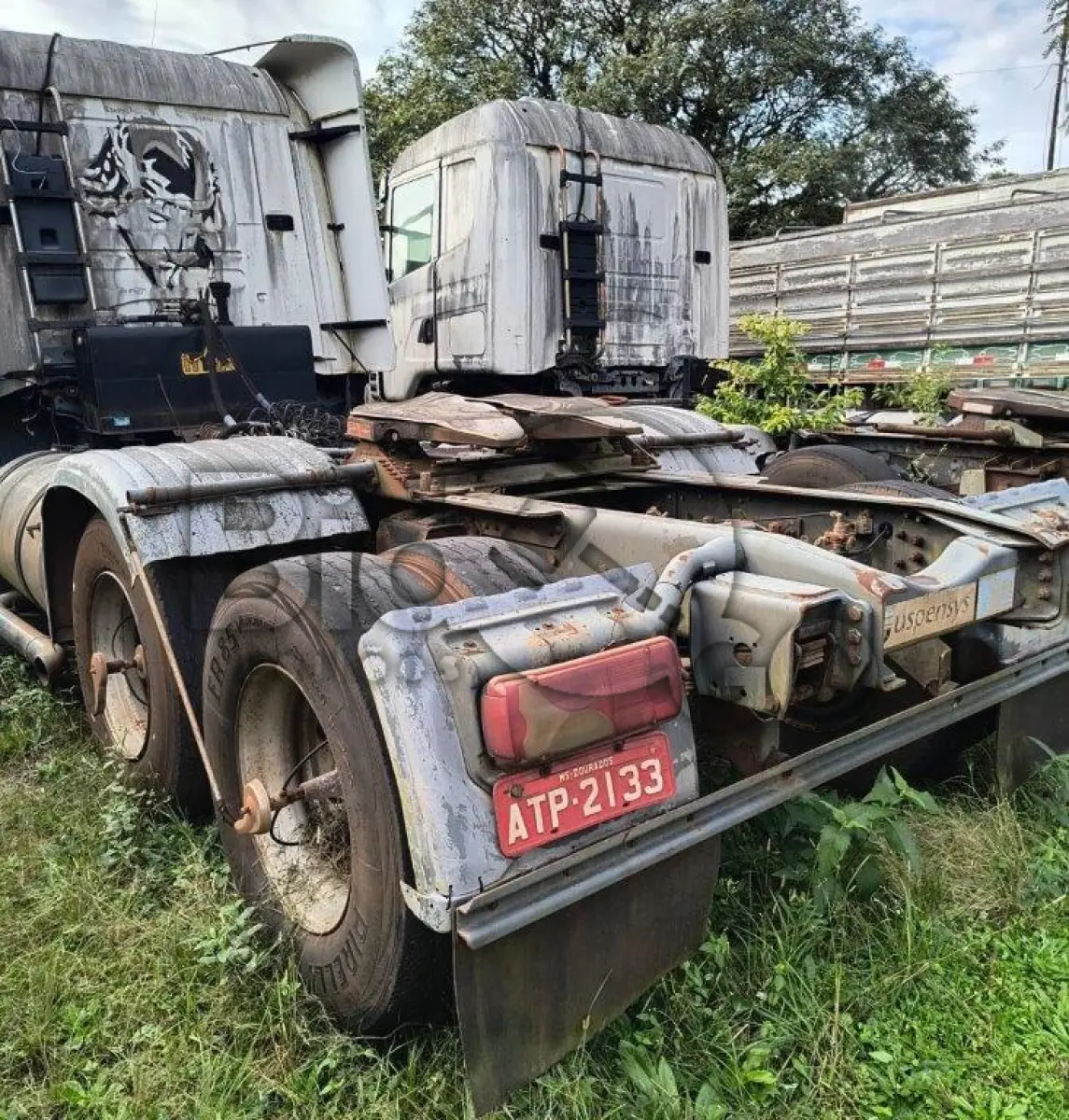 LOTE 006 - Espécie: CAMINHAO TRATOR / Marca: SCANIA / Modelo: R124 GA4X2NZ 420 / Placa: ATP2133 / UF: MS / Município: Dourados / Ano fabricação: 2005 / Ano modelo: 2005 / Cor: BRANCA / Chassi: 9BSR4X2A053567866 / Motor: 8048391 / RENAVAM: 853952515