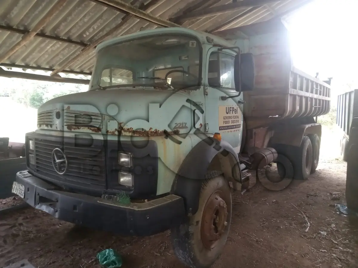 LOTE 019 - M.BENZ/L 2217, Ano/modelo: 1987/1987, Placa: III3062, Chassi: 9BM345432HB752512, RENAVAM: 562656847, Tipo: Caminhão, Cor: Azul, Espécie: Carga, Motor: 34493810