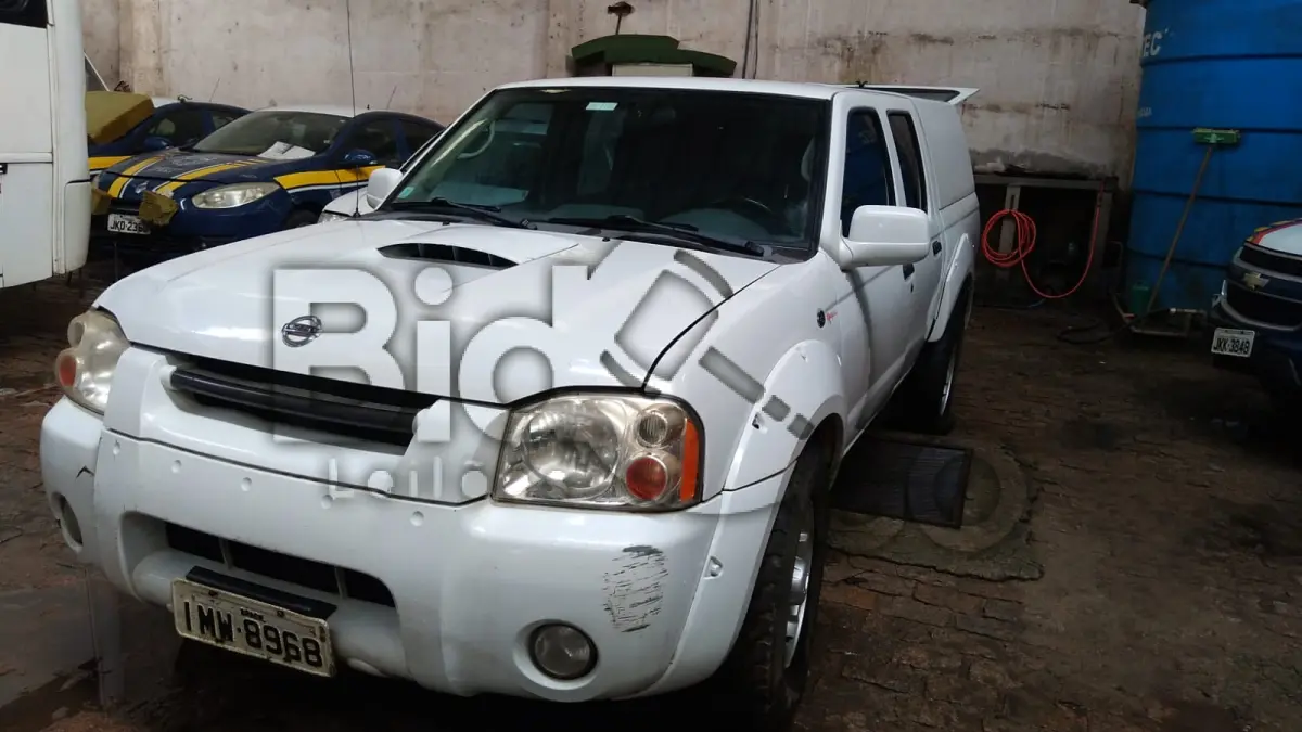 LOTE 006 - NISSAN/FRONTIER 4X4 SE, Ano/modelo: 2005/2006, Placa: IMW8968, Chassi: 94DCEUD226J675636, RENAVAM: 873988205, Tpo: Caminhonete, Cor: Branca, Espécie: Especial, Motor: M1A240847
