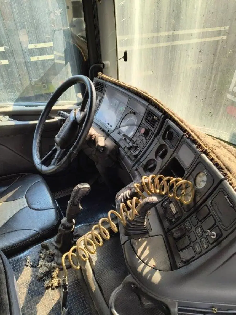 LOTE 006 - Espécie: CAMINHAO TRATOR / Marca: SCANIA / Modelo: R124 GA4X2NZ 420 / Placa: ATP2133 / UF: MS / Município: Dourados / Ano fabricação: 2005 / Ano modelo: 2005 / Cor: BRANCA / Chassi: 9BSR4X2A053567866 / Motor: 8048391 / RENAVAM: 853952515