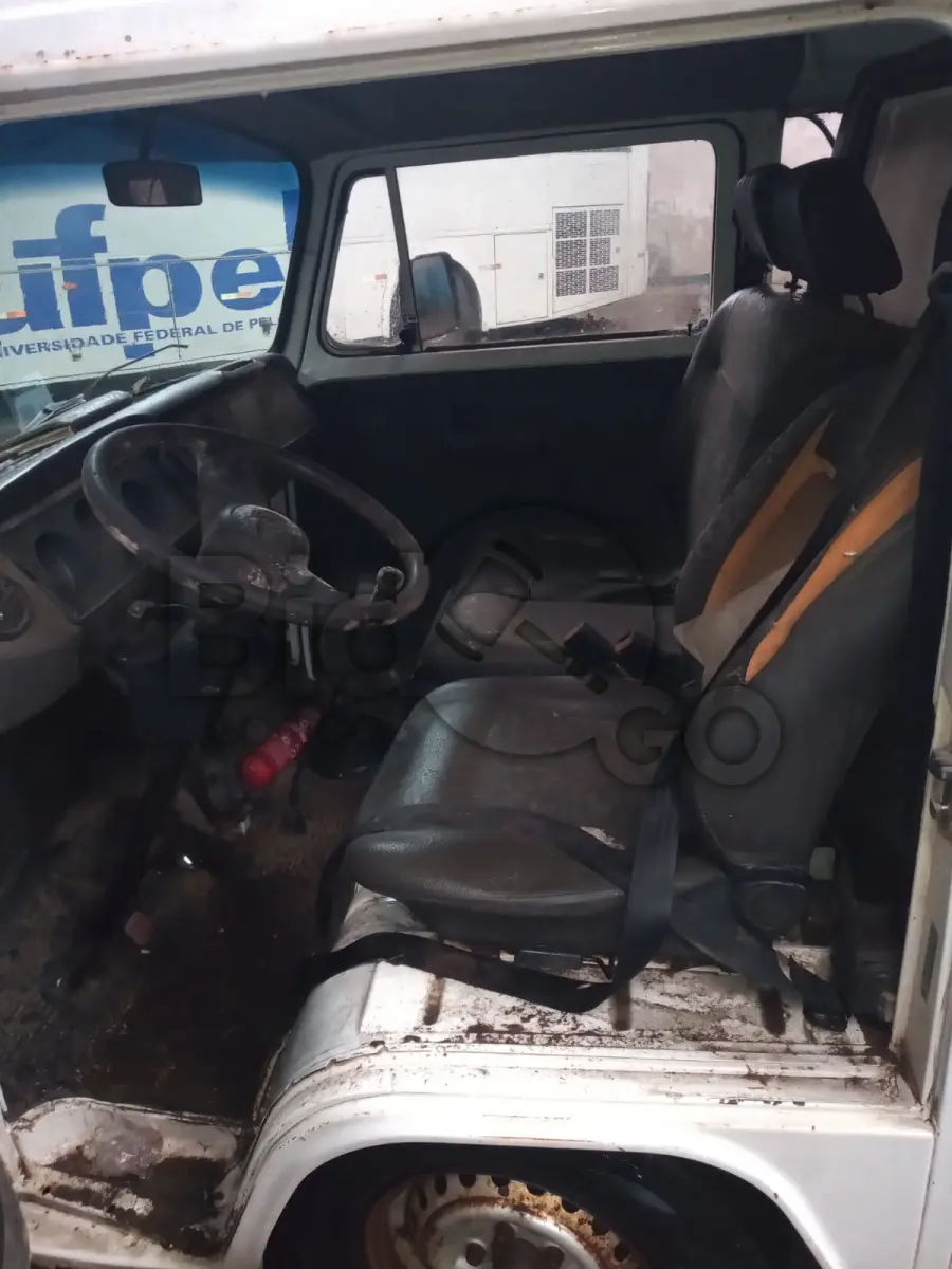 LOTE 009 - VW/KOMBI, Ano/modelo: 1998/1999, Placa: IID7257, Chassi: 9BWZZZ237WP016902, RENAVAM: 704547023, Tipo: Camioneta, Cor: Branca, Espécie: Misto, Motor: UGA016424
