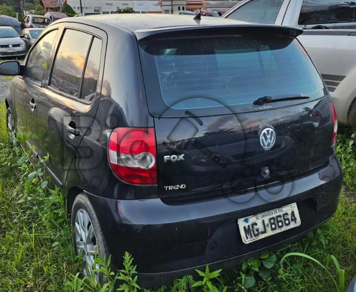 LOTE 060 - Espécie: PASSAGEIRO / Marca: VW / Modelo: FOX 1.0 / Placa: MGJ8664 / UF: SC / Município: Jaraguá do Sul / Ano fabricação: 2009 / Ano modelo: 2009 / Cor: PRETA / Chassi: 9BWAA05Z194157363 / Motor: CCN175639 / RENAVAM: 00137060092