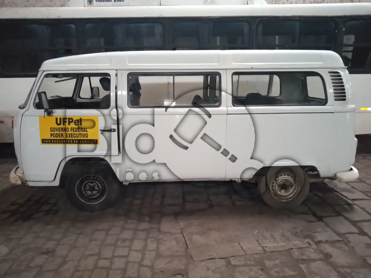 LOTE 010 - VW/KOMBI, Ano/modelo: 2005/2006, Placa: IMV8142, Chassi: 9BWGB07X56P003428, RENAVAM: 872142930, Tipo: Camioneta, Cor: Branca, Espécie: Misto, Motor: UGA126133