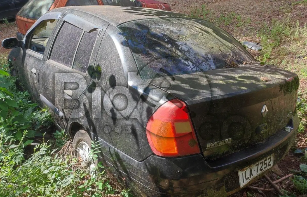 LOTE 014 - Espécie: PASSAGEIRO / Marca: RENAULT / Modelo: CLIO RT 1.0 16V / Placa: ILA7252 / UF: RS / Município: São Marcos / Ano fabricação: 2002 / Ano modelo: 2003 / Cor: PRETA / Chassi: 93YLB06253J393425 / Motor: D4DA700Q050045 / RENAVAM: 00797971505