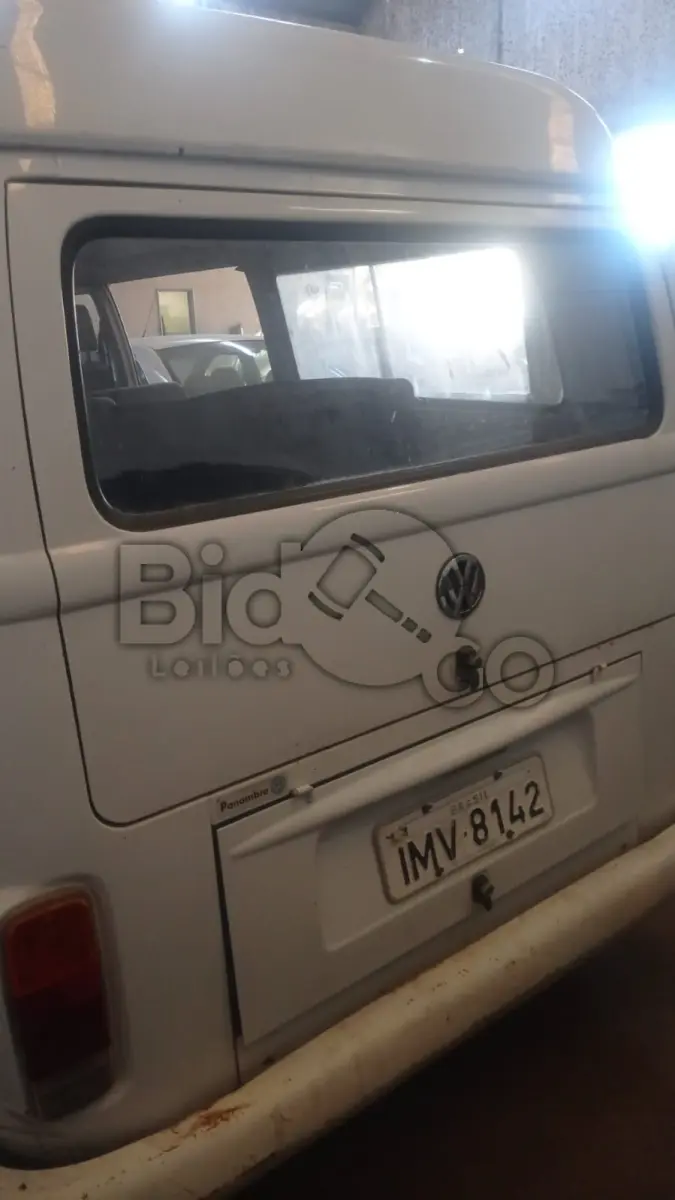 LOTE 010 - VW/KOMBI, Ano/modelo: 2005/2006, Placa: IMV8142, Chassi: 9BWGB07X56P003428, RENAVAM: 872142930, Tipo: Camioneta, Cor: Branca, Espécie: Misto, Motor: UGA126133