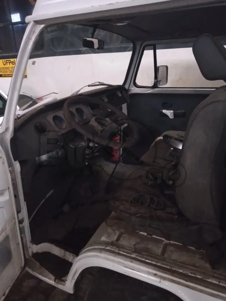 LOTE 010 - VW/KOMBI, Ano/modelo: 2005/2006, Placa: IMV8142, Chassi: 9BWGB07X56P003428, RENAVAM: 872142930, Tipo: Camioneta, Cor: Branca, Espécie: Misto, Motor: UGA126133