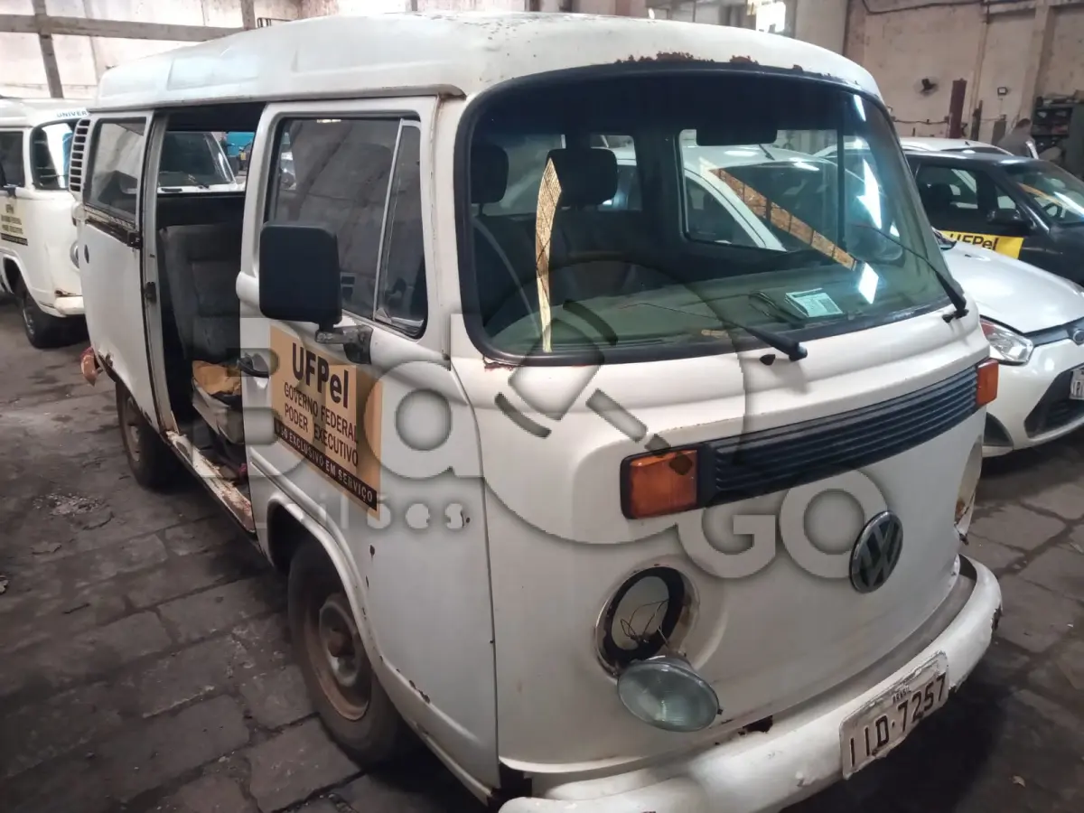 LOTE 009 - VW/KOMBI, Ano/modelo: 1998/1999, Placa: IID7257, Chassi: 9BWZZZ237WP016902, RENAVAM: 704547023, Tipo: Camioneta, Cor: Branca, Espécie: Misto, Motor: UGA016424