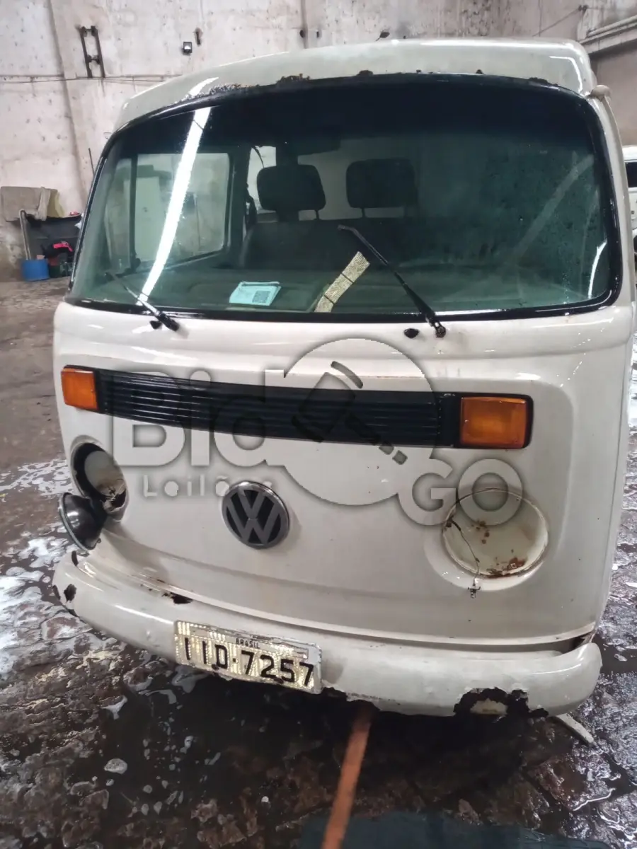 LOTE 009 - VW/KOMBI, Ano/modelo: 1998/1999, Placa: IID7257, Chassi: 9BWZZZ237WP016902, RENAVAM: 704547023, Tipo: Camioneta, Cor: Branca, Espécie: Misto, Motor: UGA016424