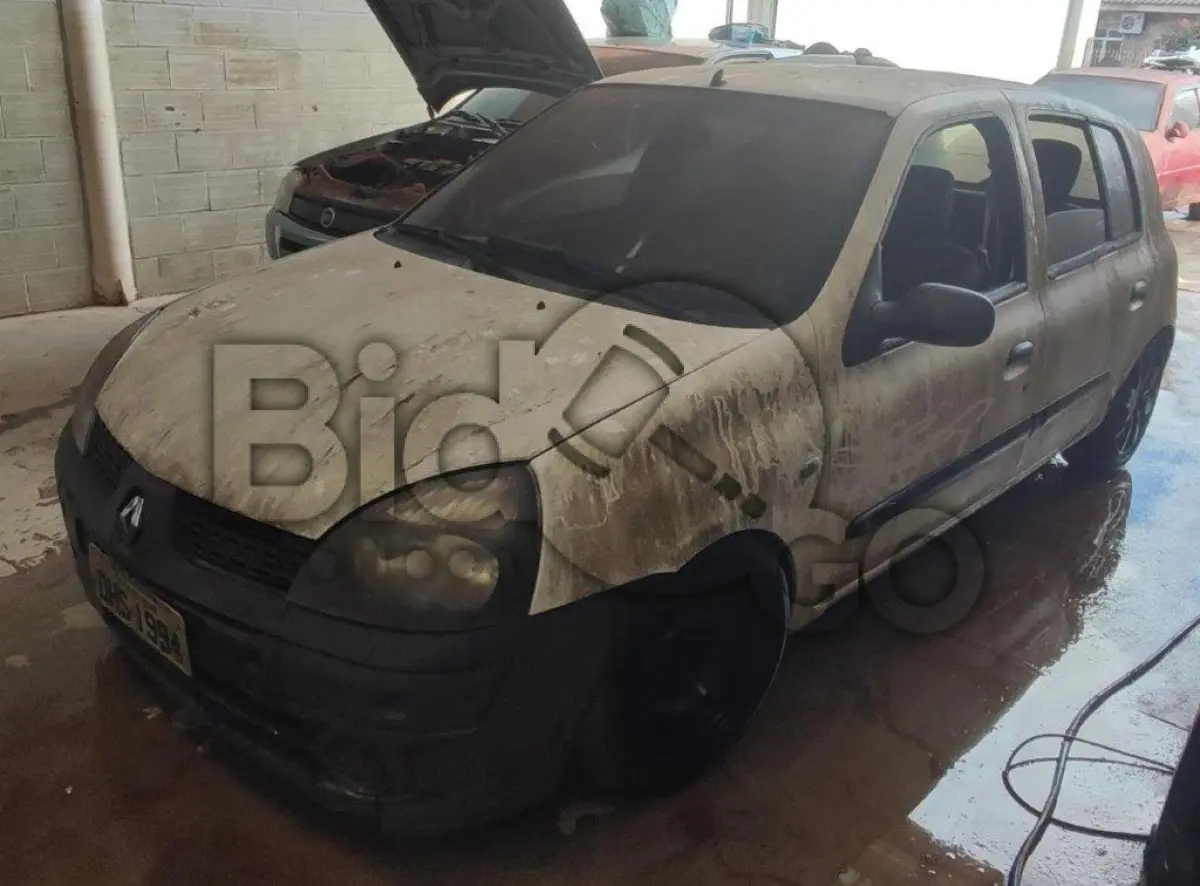 LOTE 002 - Espécie: PASSAGEIRO / Marca: RENAULT / Modelo: CLIO AUT 1.0 H / Placa: DHS1994 / UF: RS / Município: Caxias do Sul / Ano fabricação: 2003 / Ano modelo: 2004 / Cor: BRANCA / Chassi: 93YBB0Y054J441329 / Motor: D7DC760Q010864 / RENAVAM: 00809294508