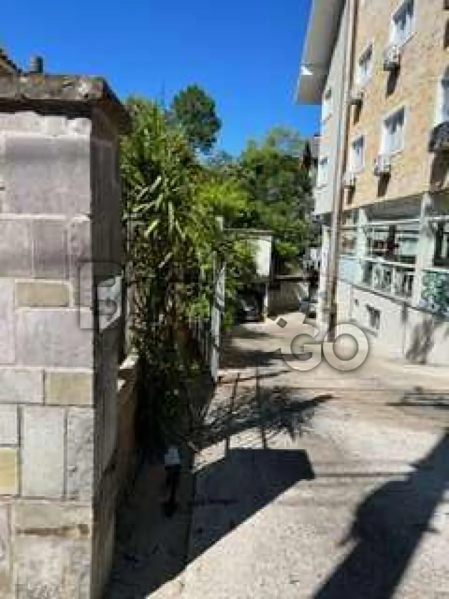LOTE 001 - PARTE IDEAL (1.767,2510 m²) - "Um prédio residencial de alvenaria