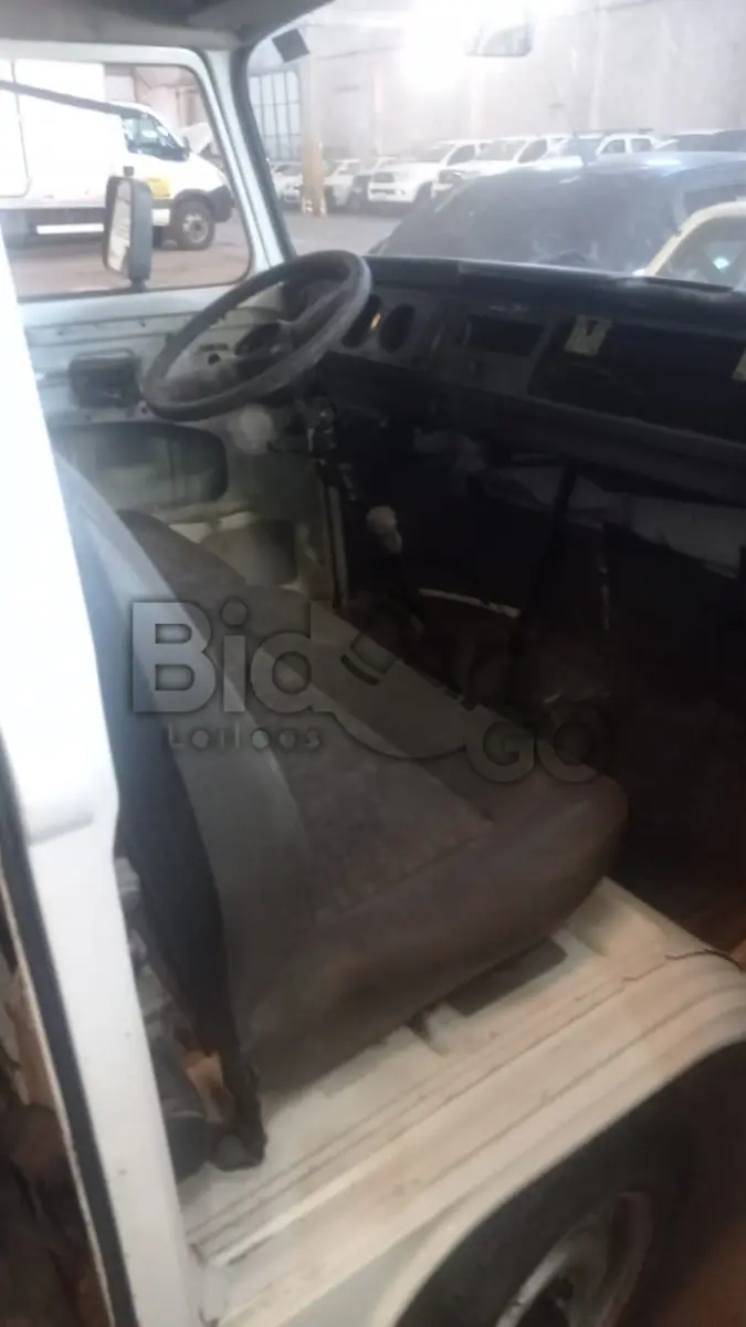 LOTE 010 - VW/KOMBI, Ano/modelo: 2005/2006, Placa: IMV8142, Chassi: 9BWGB07X56P003428, RENAVAM: 872142930, Tipo: Camioneta, Cor: Branca, Espécie: Misto, Motor: UGA126133