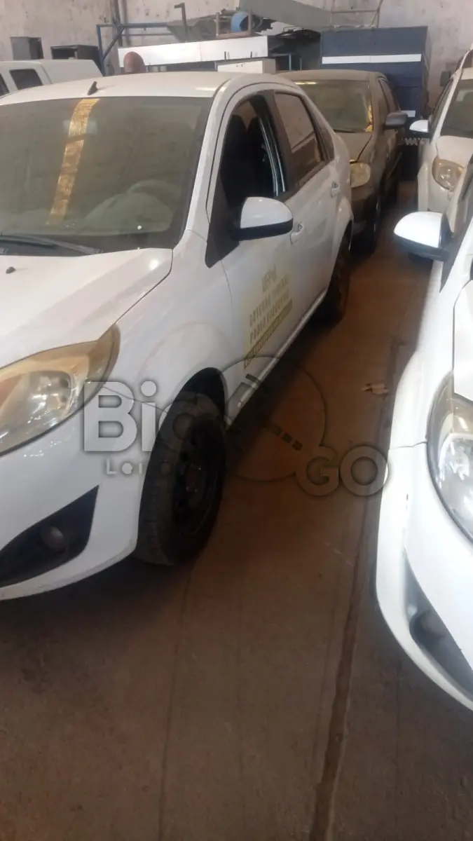 LOTE 016 - FORD/FIESTA SEDAN1.6FLEX, Ano/modelo: 2013/2013, Placa: IUJ4259, Chassi: 9BFZF54P1D8475311, RENAVAM: 538996994, Tipo: Automóvel, Cor: Branca, Espécie: Passageiro, Motor: QF9AD8575311