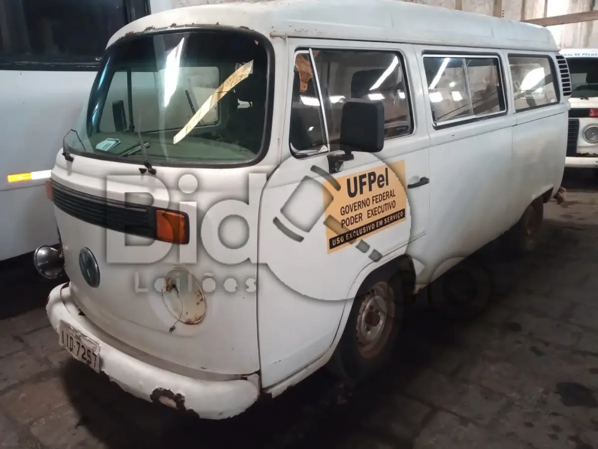 LOTE 009 - VW/KOMBI, Ano/modelo: 1998/1999, Placa: IID7257, Chassi: 9BWZZZ237WP016902, RENAVAM: 704547023, Tipo: Camioneta, Cor: Branca, Espécie: Misto, Motor: UGA016424