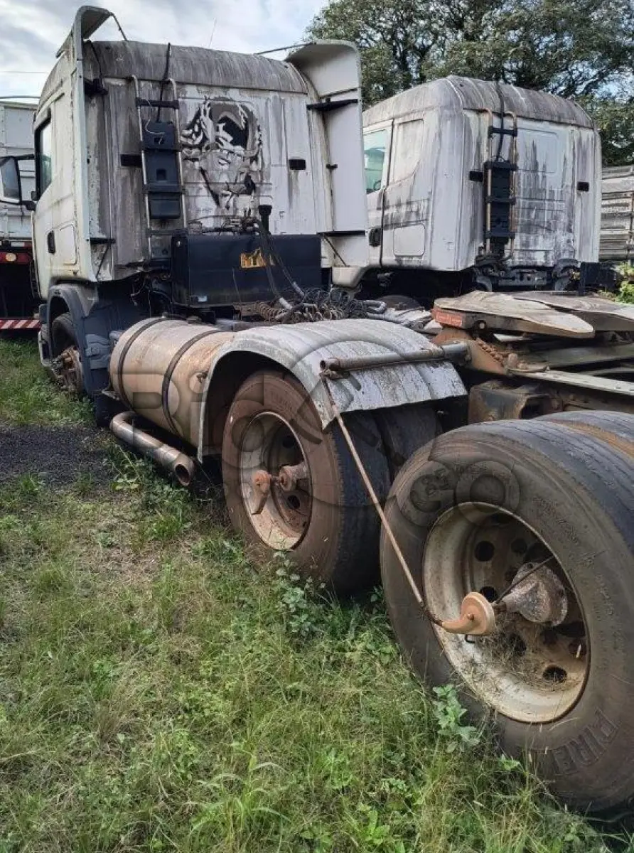 LOTE 006 - Espécie: CAMINHAO TRATOR / Marca: SCANIA / Modelo: R124 GA4X2NZ 420 / Placa: ATP2133 / UF: MS / Município: Dourados / Ano fabricação: 2005 / Ano modelo: 2005 / Cor: BRANCA / Chassi: 9BSR4X2A053567866 / Motor: 8048391 / RENAVAM: 853952515