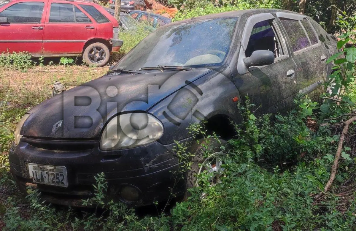 LOTE 014 - Espécie: PASSAGEIRO / Marca: RENAULT / Modelo: CLIO RT 1.0 16V / Placa: ILA7252 / UF: RS / Município: São Marcos / Ano fabricação: 2002 / Ano modelo: 2003 / Cor: PRETA / Chassi: 93YLB06253J393425 / Motor: D4DA700Q050045 / RENAVAM: 00797971505