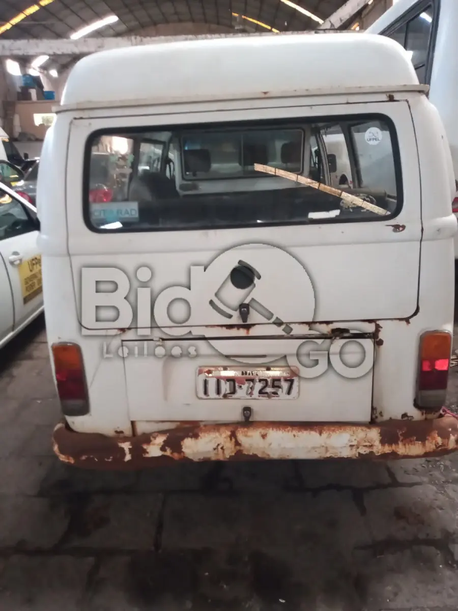 LOTE 009 - VW/KOMBI, Ano/modelo: 1998/1999, Placa: IID7257, Chassi: 9BWZZZ237WP016902, RENAVAM: 704547023, Tipo: Camioneta, Cor: Branca, Espécie: Misto, Motor: UGA016424