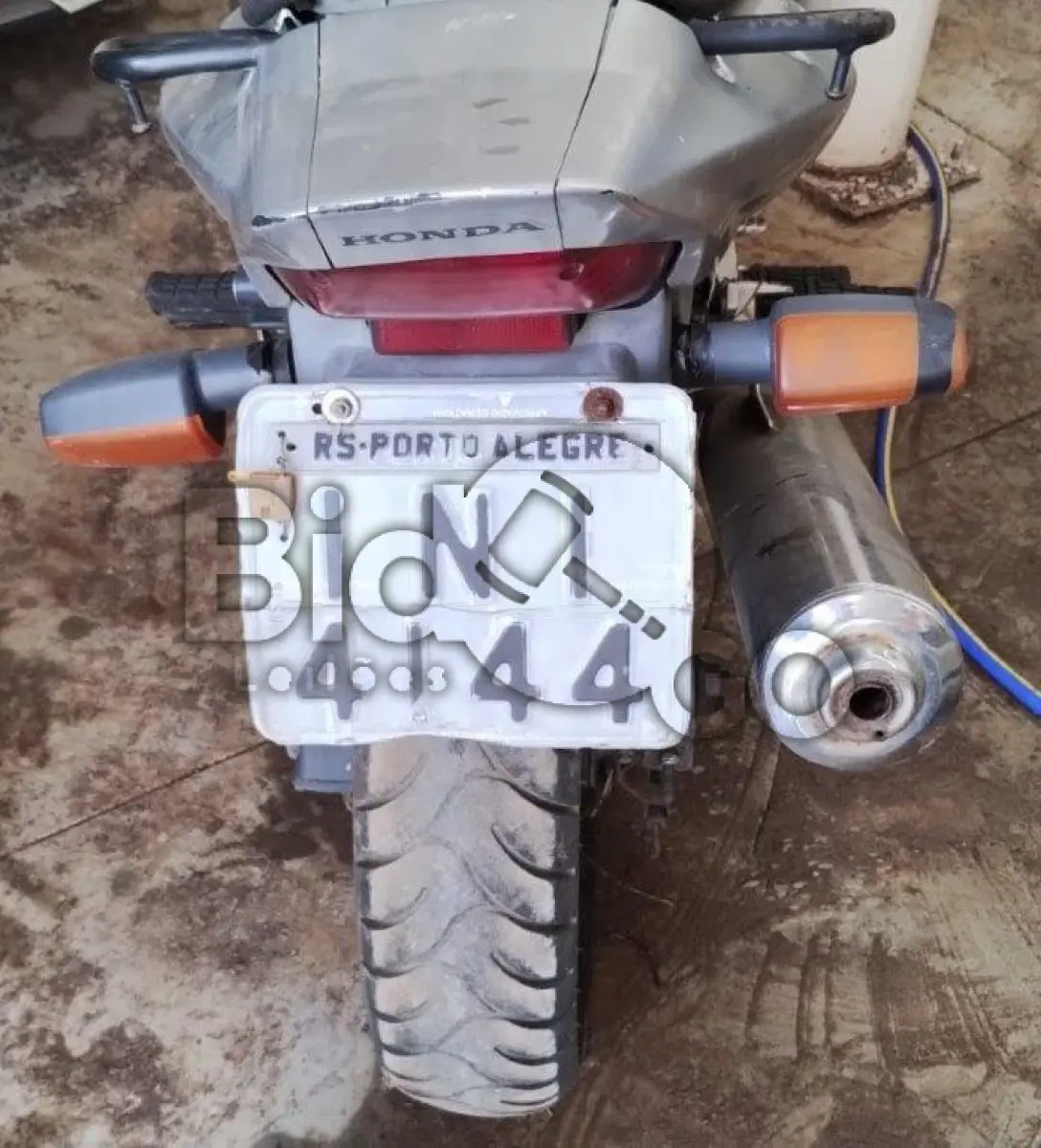 LOTE 007 - Espécie: PASSAGEIRO / Marca: HONDA / Modelo: CBX 250 TWISTER / Placa: INI4144 / UF: RS / Município: Porto Alegre / Ano fabricação: 2006 / Ano modelo: 2006 / Cor: PRATA / Chassi:9C2MC35006R042463 / Motor: MC35E-6042463 / RENAVAM: 00895948281