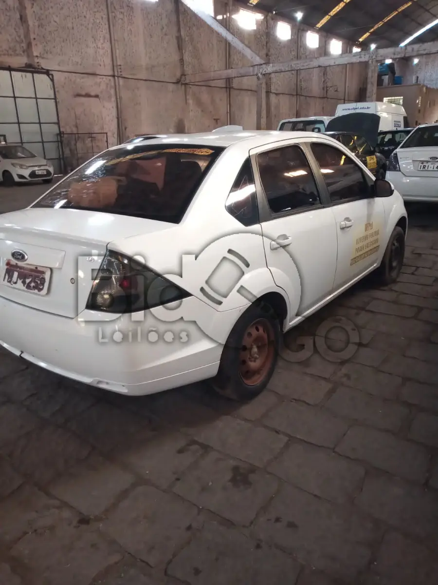 LOTE 016 - FORD/FIESTA SEDAN1.6FLEX, Ano/modelo: 2013/2013, Placa: IUJ4259, Chassi: 9BFZF54P1D8475311, RENAVAM: 538996994, Tipo: Automóvel, Cor: Branca, Espécie: Passageiro, Motor: QF9AD8575311