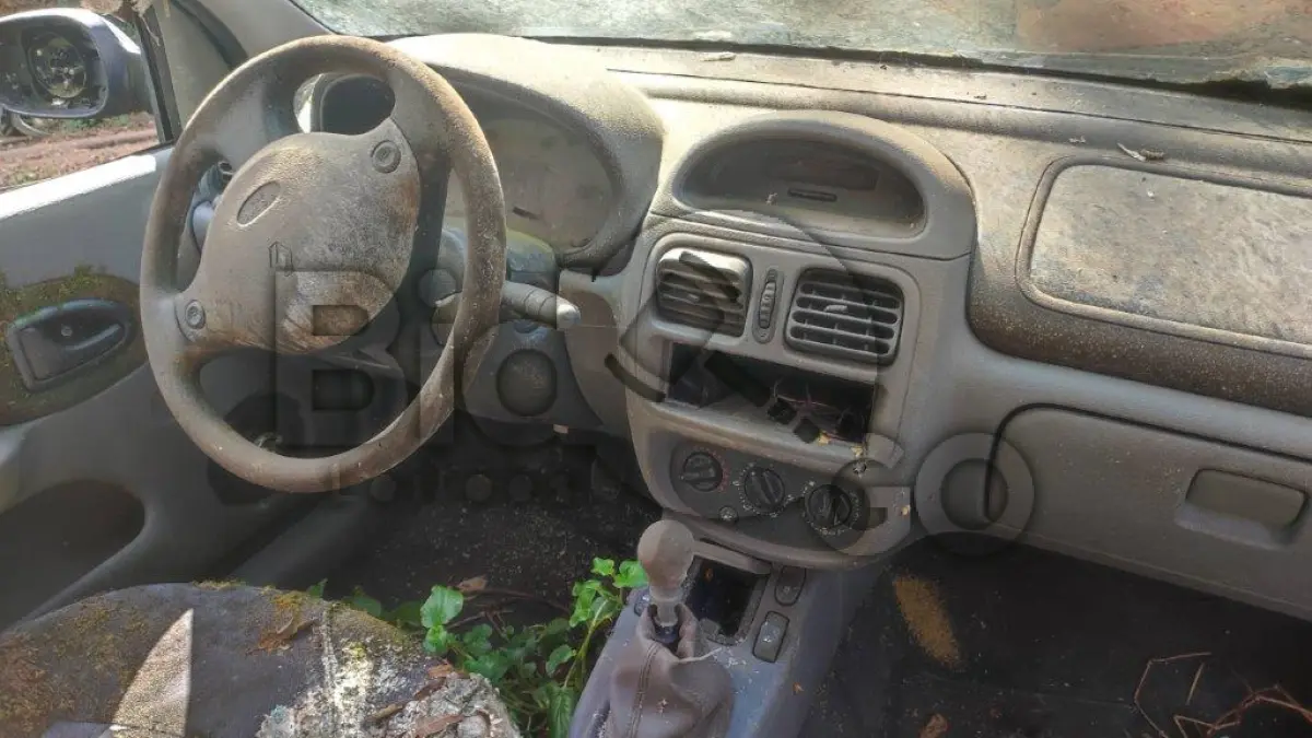 LOTE 014 - Espécie: PASSAGEIRO / Marca: RENAULT / Modelo: CLIO RT 1.0 16V / Placa: ILA7252 / UF: RS / Município: São Marcos / Ano fabricação: 2002 / Ano modelo: 2003 / Cor: PRETA / Chassi: 93YLB06253J393425 / Motor: D4DA700Q050045 / RENAVAM: 00797971505
