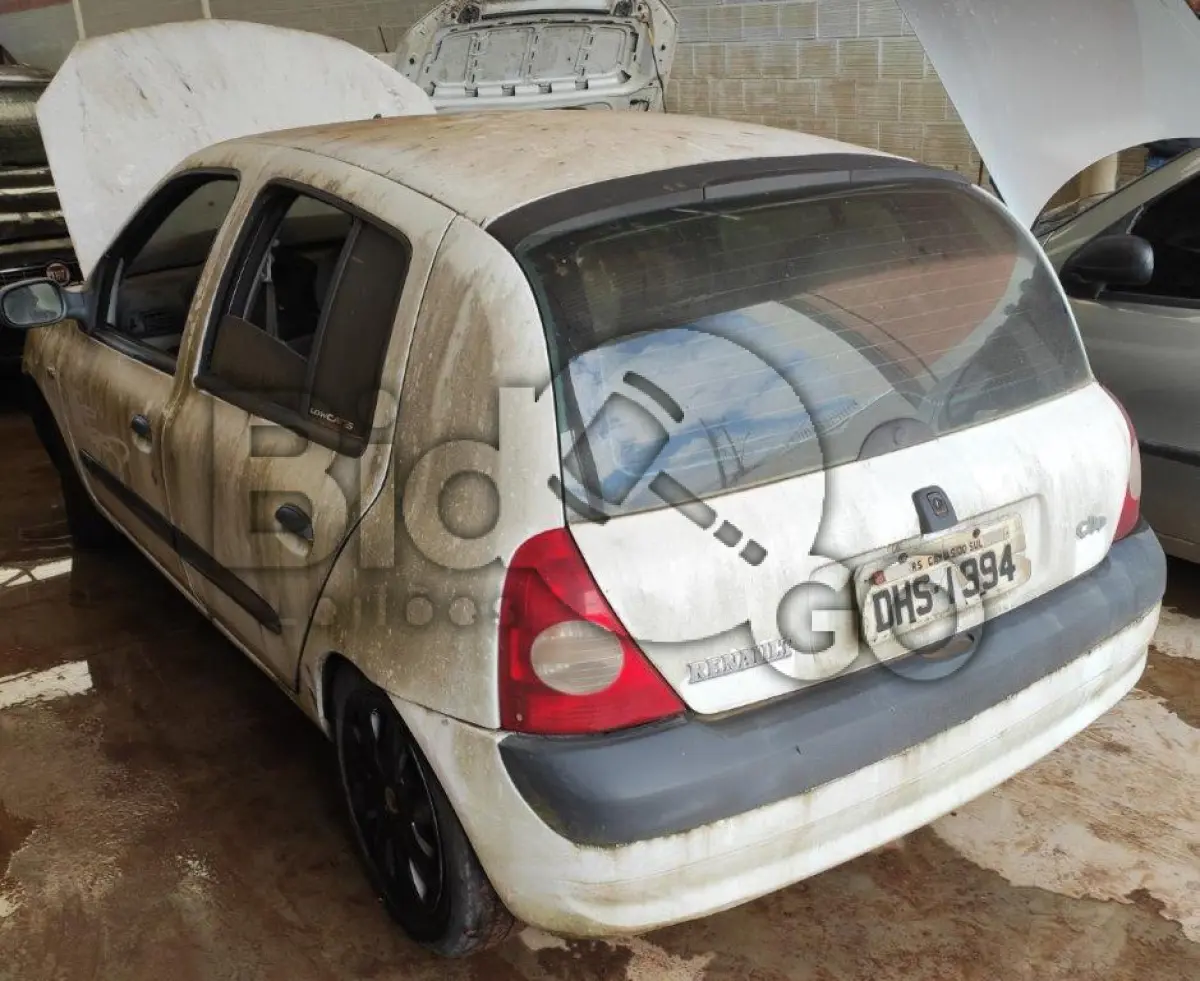 LOTE 002 - Espécie: PASSAGEIRO / Marca: RENAULT / Modelo: CLIO AUT 1.0 H / Placa: DHS1994 / UF: RS / Município: Caxias do Sul / Ano fabricação: 2003 / Ano modelo: 2004 / Cor: BRANCA / Chassi: 93YBB0Y054J441329 / Motor: D7DC760Q010864 / RENAVAM: 00809294508