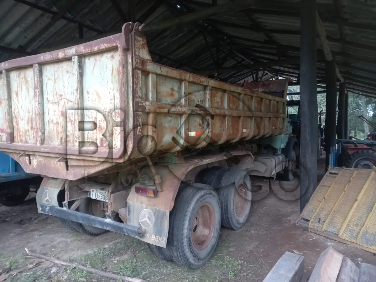 LOTE 019 - M.BENZ/L 2217, Ano/modelo: 1987/1987, Placa: III3062, Chassi: 9BM345432HB752512, RENAVAM: 562656847, Tipo: Caminhão, Cor: Azul, Espécie: Carga, Motor: 34493810