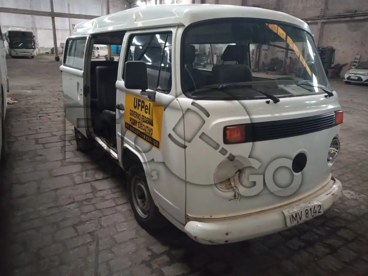 LOTE 010 - VW/KOMBI, Ano/modelo: 2005/2006, Placa: IMV8142, Chassi: 9BWGB07X56P003428, RENAVAM: 872142930, Tipo: Camioneta, Cor: Branca, Espécie: Misto, Motor: UGA126133