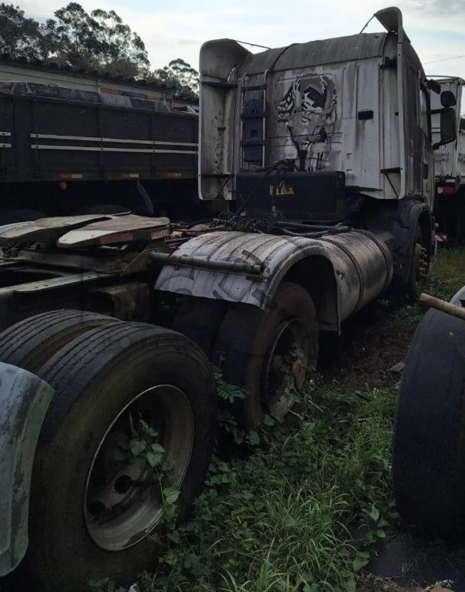 LOTE 006 - Espécie: CAMINHAO TRATOR / Marca: SCANIA / Modelo: R124 GA4X2NZ 420 / Placa: ATP2133 / UF: MS / Município: Dourados / Ano fabricação: 2005 / Ano modelo: 2005 / Cor: BRANCA / Chassi: 9BSR4X2A053567866 / Motor: 8048391 / RENAVAM: 853952515