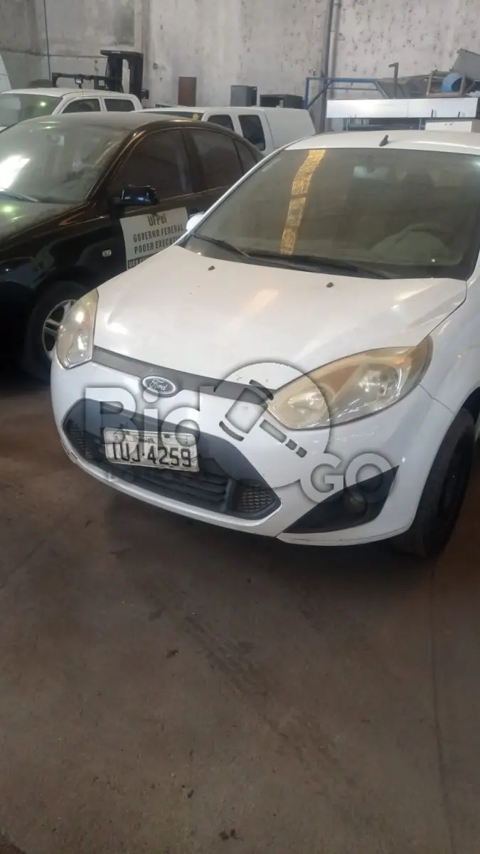 LOTE 016 - FORD/FIESTA SEDAN1.6FLEX, Ano/modelo: 2013/2013, Placa: IUJ4259, Chassi: 9BFZF54P1D8475311, RENAVAM: 538996994, Tipo: Automóvel, Cor: Branca, Espécie: Passageiro, Motor: QF9AD8575311