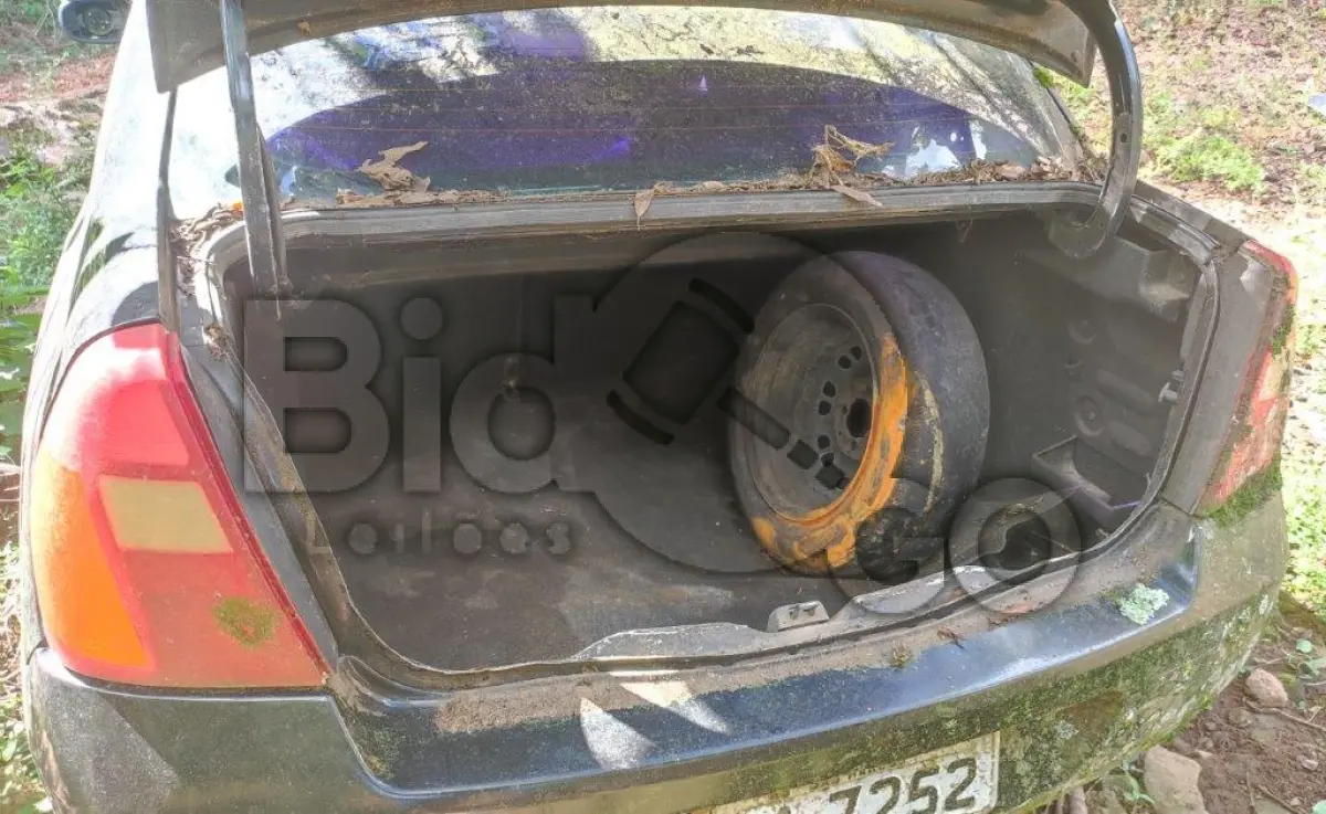 LOTE 014 - Espécie: PASSAGEIRO / Marca: RENAULT / Modelo: CLIO RT 1.0 16V / Placa: ILA7252 / UF: RS / Município: São Marcos / Ano fabricação: 2002 / Ano modelo: 2003 / Cor: PRETA / Chassi: 93YLB06253J393425 / Motor: D4DA700Q050045 / RENAVAM: 00797971505